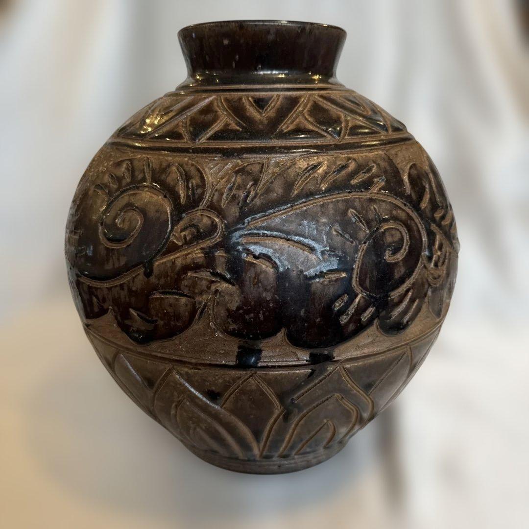 【壺屋焼】黒釉唐草掻き落とし大壺