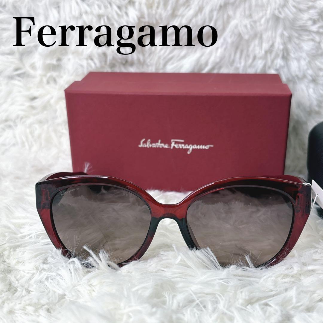 未使用品　Ferragamo レッド キャットアイ サングラス　レディース