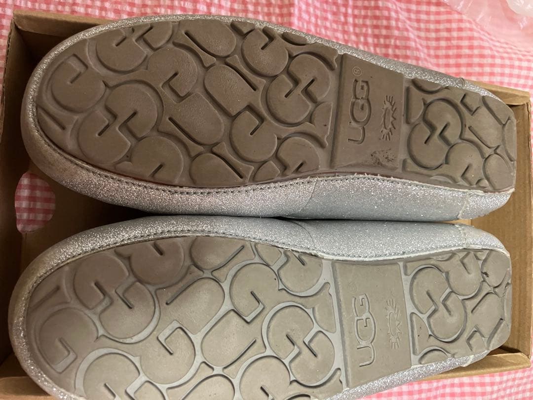 UGG シルバー グリッター モカシン