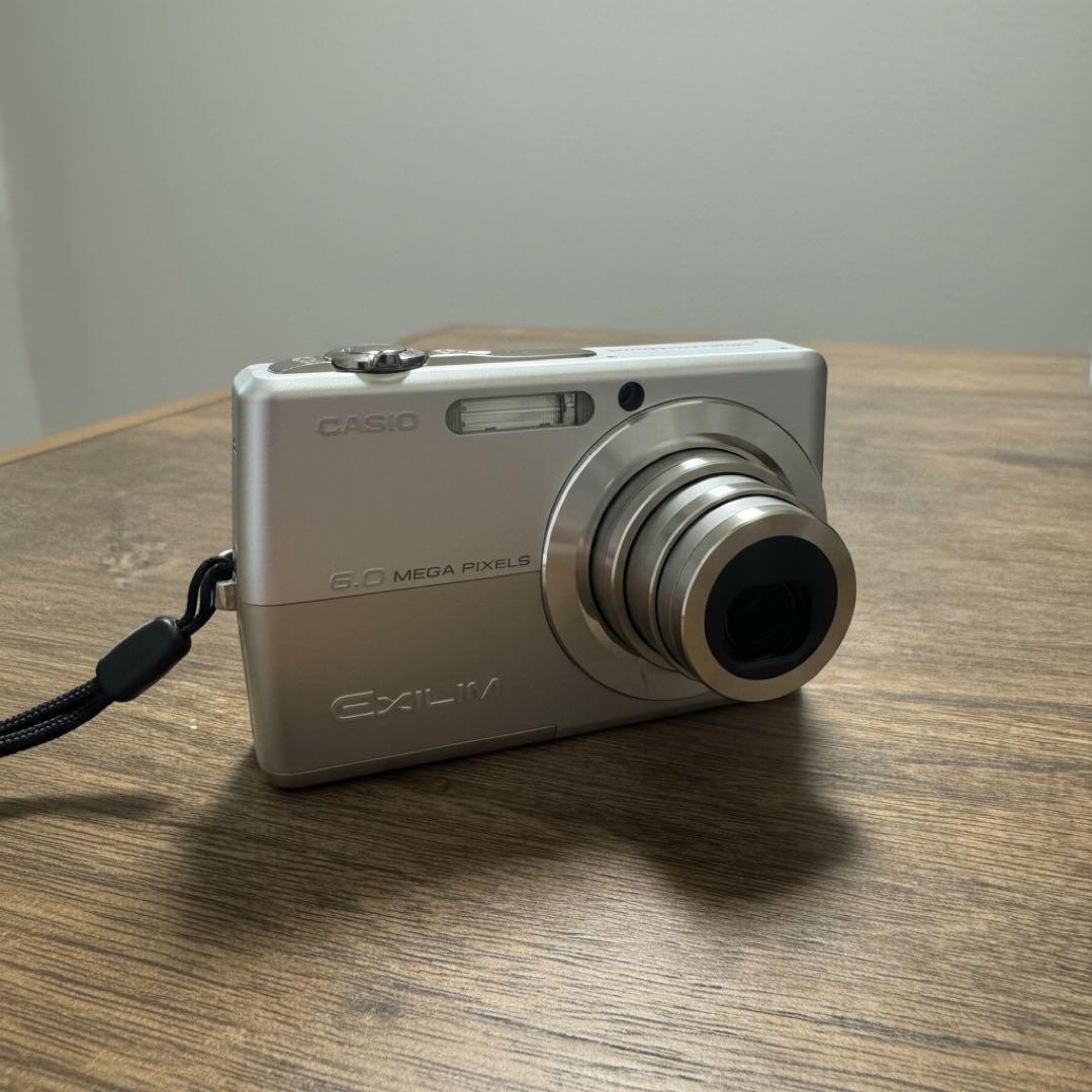【美品】CASIO デジタルカメラ EXILIM EX-Z600 シルバー