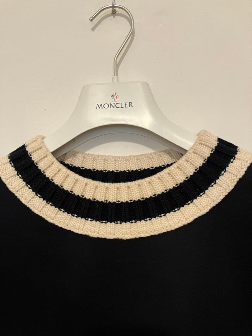 Moncler モンクレール　ポリウレタンプルオーバー　黒に近いネイビー