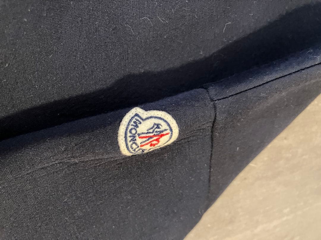 Moncler モンクレール　ポリウレタンプルオーバー　黒に近いネイビー