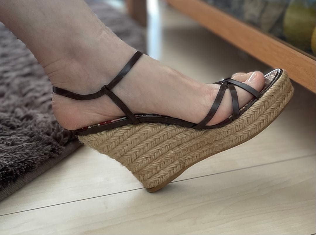 ブラウン ストラップサンダル ウェッジヒール