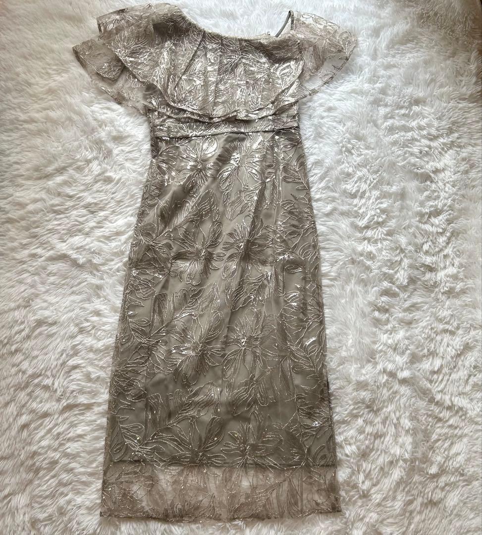 【新品タグ付✨️】LEJA フリルオフショルダースパンコールIラインドレスMグレー