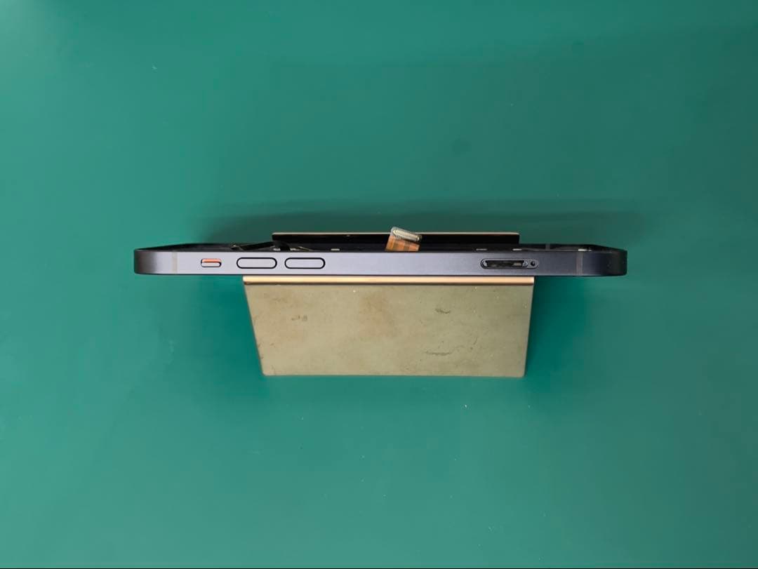 iPhone 12 ブラック バンパーフレーム　ジャンク品