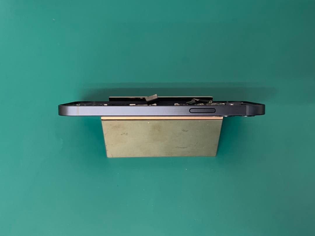 iPhone 12 ブラック バンパーフレーム　ジャンク品