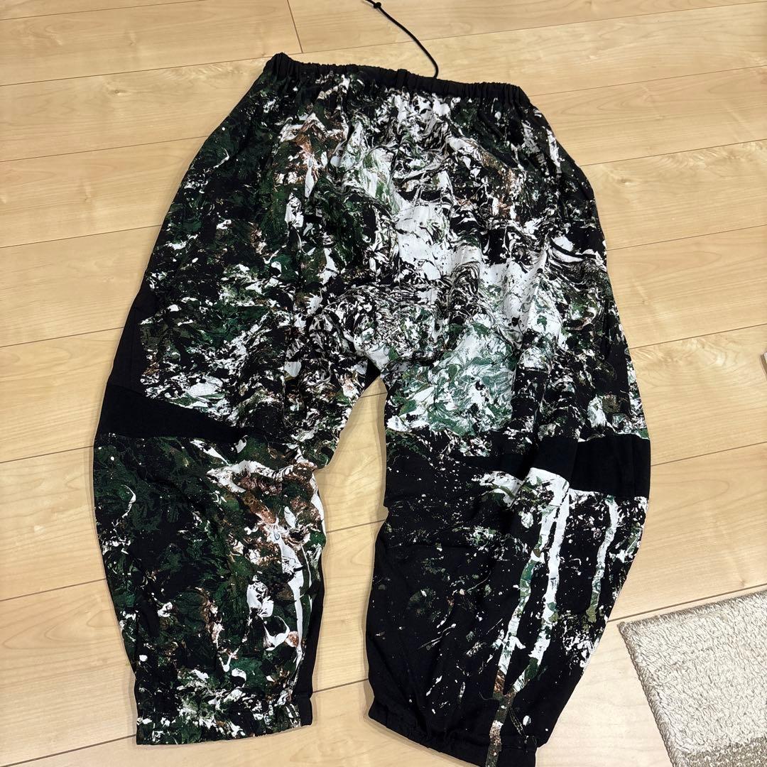 groundY サルエルパンツ ブラックとグリーンのグラフィック