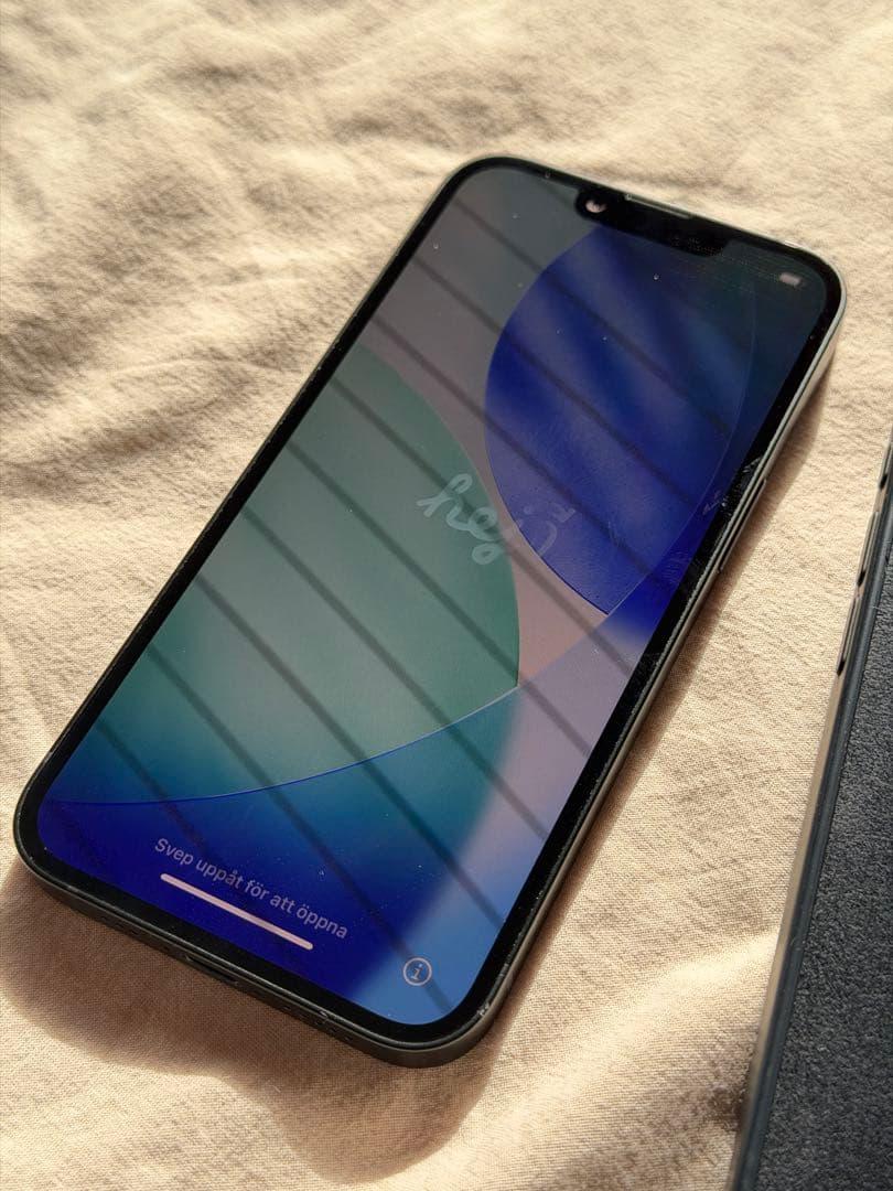 iPhone 16e 128GB SIM フリー + 純正シリコンケース