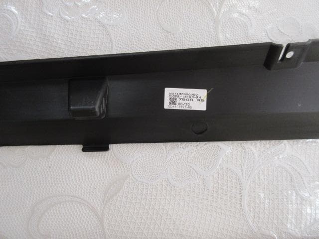 【新品・未使用】MODELLISTA ハリアー80系 右側サイドスカート（白）