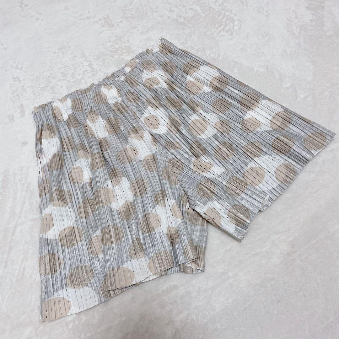 プリーツプリーズ　イッセイミヤケ ショートパンツ　ドット