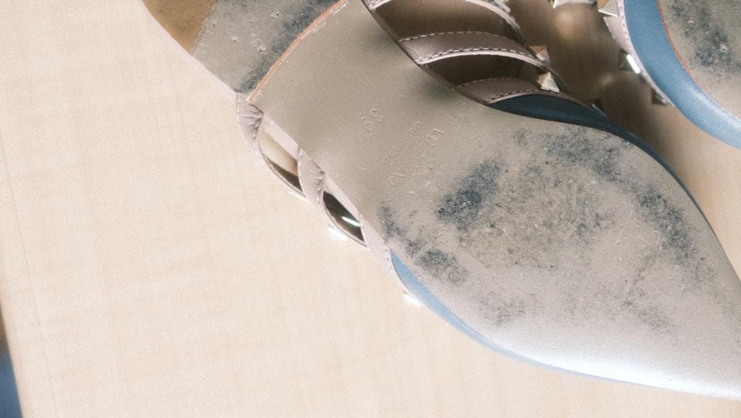 ヴァレンティノ ブ​​ルー/ベージュ レザー ロックスタッズ フラット ミュール