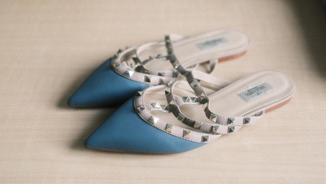 ヴァレンティノ ブ​​ルー/ベージュ レザー ロックスタッズ フラット ミュール