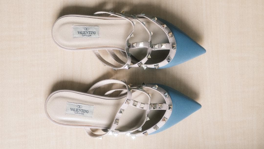 ヴァレンティノ ブ​​ルー/ベージュ レザー ロックスタッズ フラット ミュール