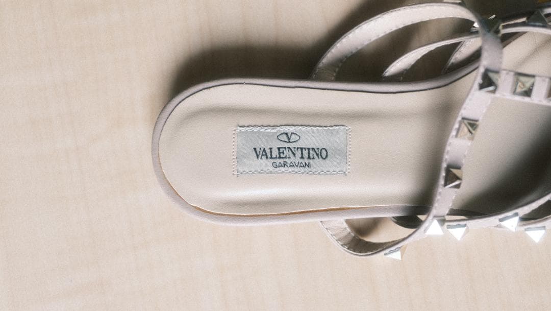 ヴァレンティノ ブ​​ルー/ベージュ レザー ロックスタッズ フラット ミュール