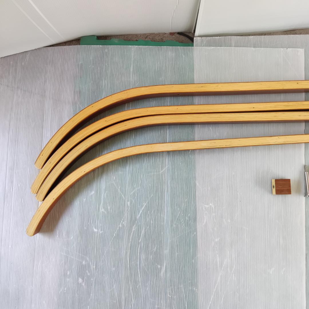 ACTUS取扱　プライウッドコートハンガー　4本脚