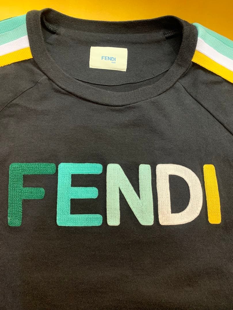 FENDI 黒 Tシャツ カラーストライプ付き