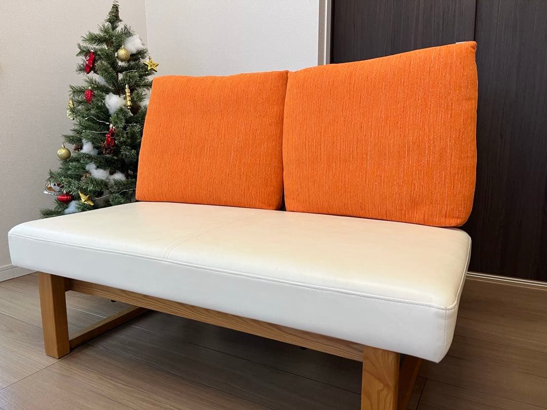 オレンジとホワイトの2人掛けソファ