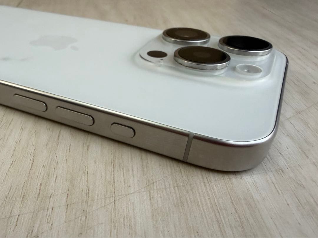 iPhone15 Pro 128GB 液晶に線あり