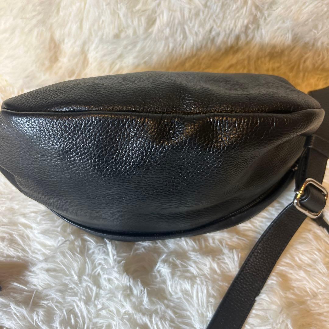 【極美品】nouer ヌエール　レザー　クロスボディバッグ　ブラック