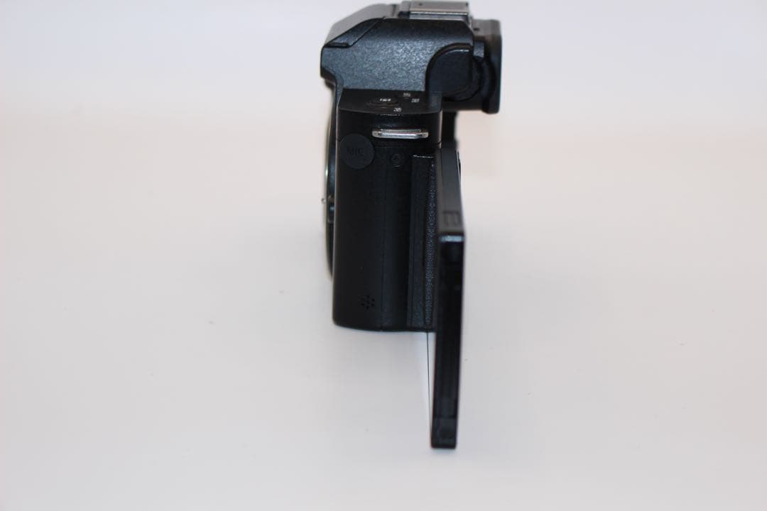 ★ショット数739回未使用級★LUMIX DC-G100 ボディ　グリップ付き