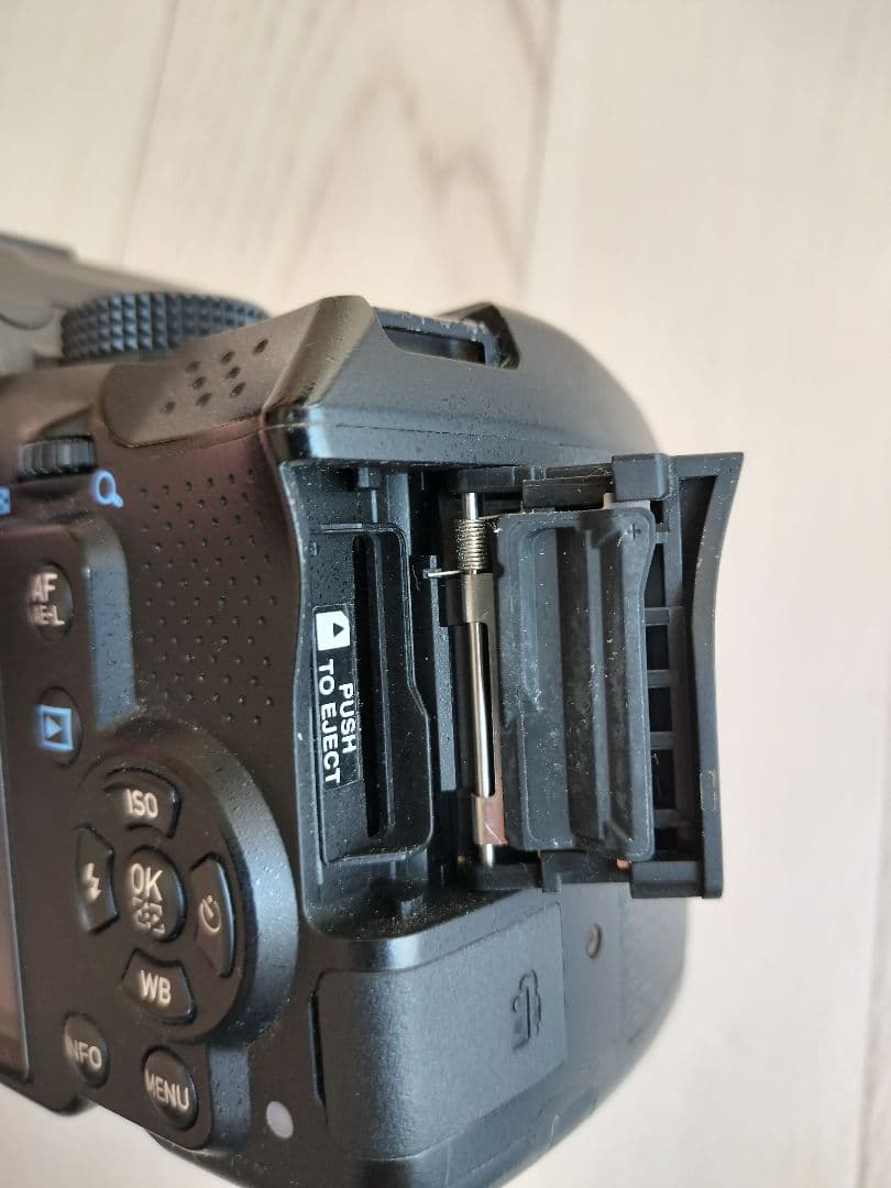 と*ろ様 PENTAX K-30 デジタル一眼レフカメラ 本体のみ(バッテリー付