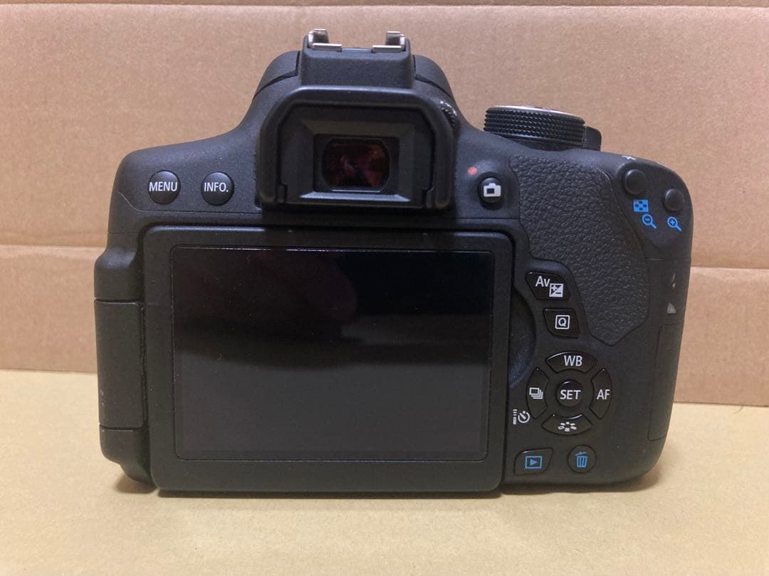 Canon EOS Kiss X8i ダブルズームキット【ショット数1886回】