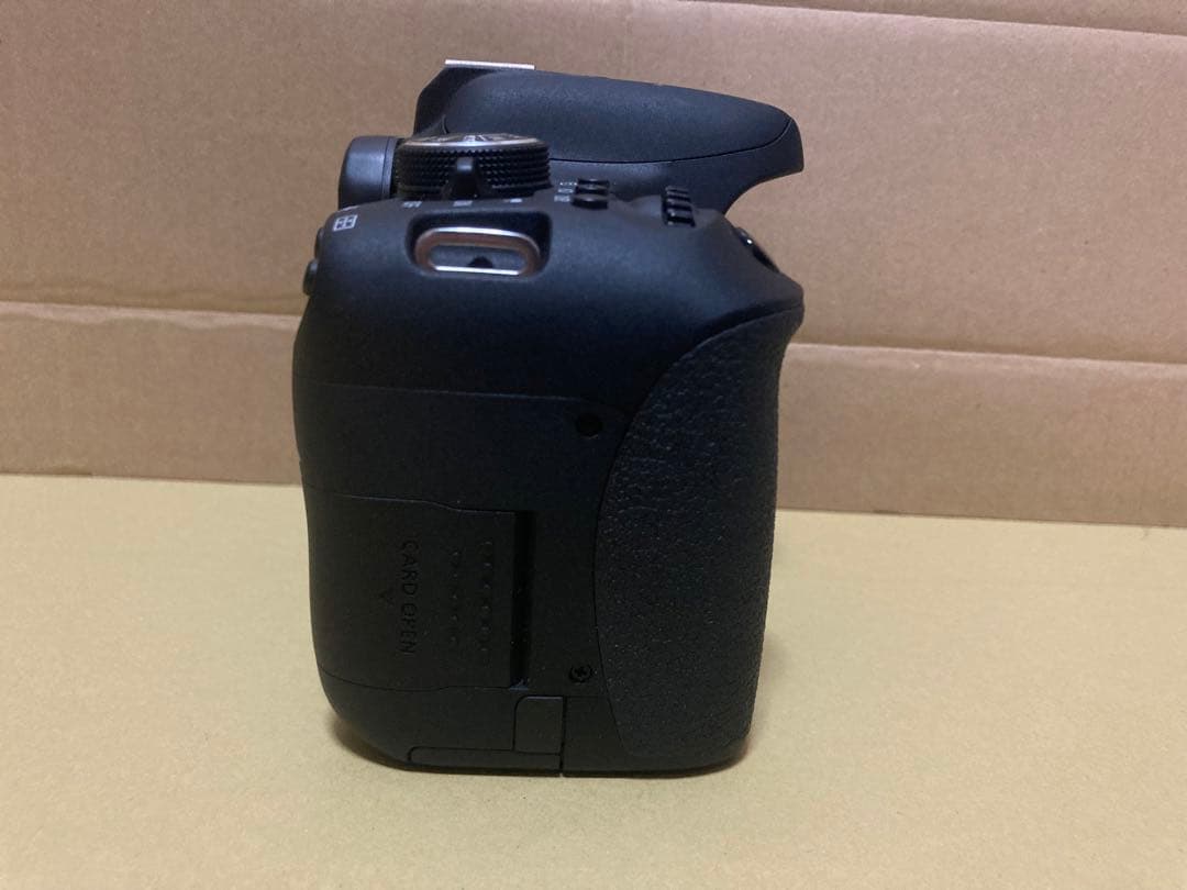 Canon EOS Kiss X8i ダブルズームキット【ショット数1886回】