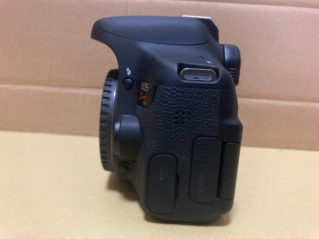 Canon EOS Kiss X8i ダブルズームキット【ショット数1886回】