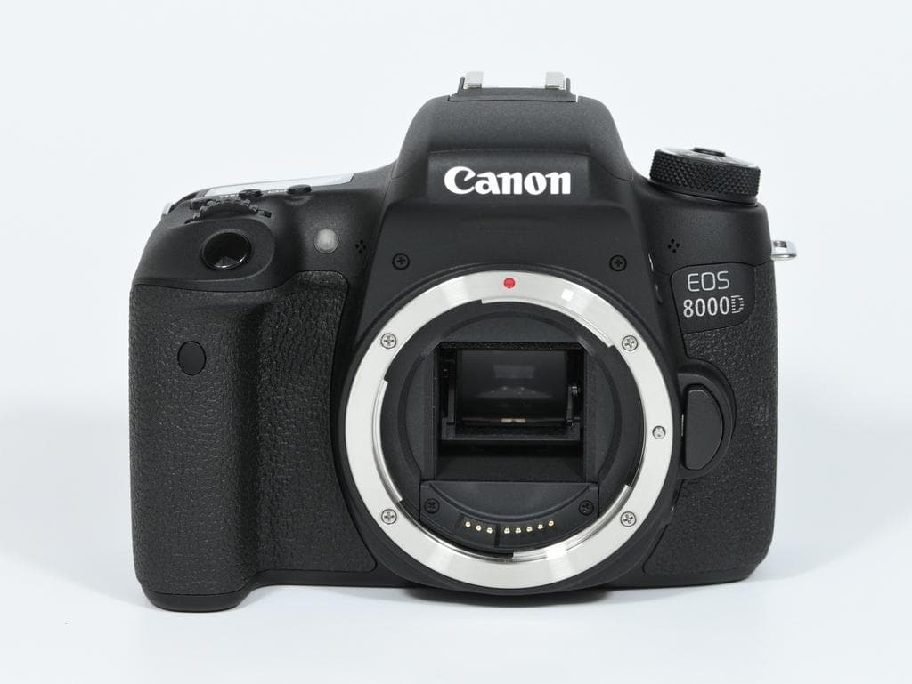 【ほぼ新品】 Canon EOS 8000D ダブルズームキット《SC数279》