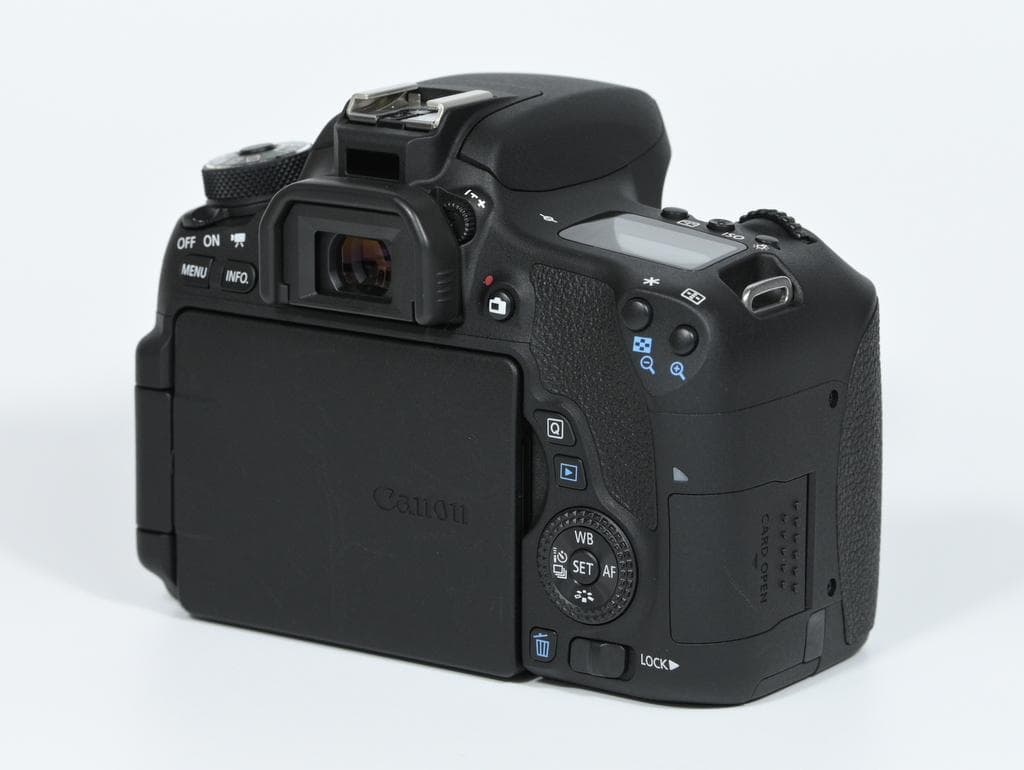 【ほぼ新品】 Canon EOS 8000D ダブルズームキット《SC数279》