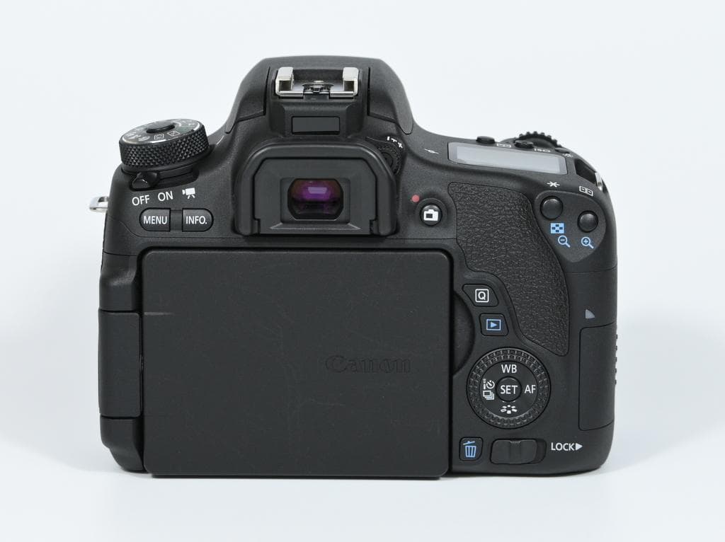 【ほぼ新品】 Canon EOS 8000D ダブルズームキット《SC数279》
