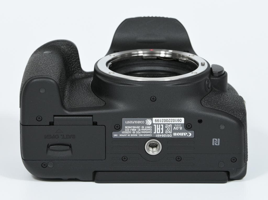 【ほぼ新品】 Canon EOS 8000D ダブルズームキット《SC数279》