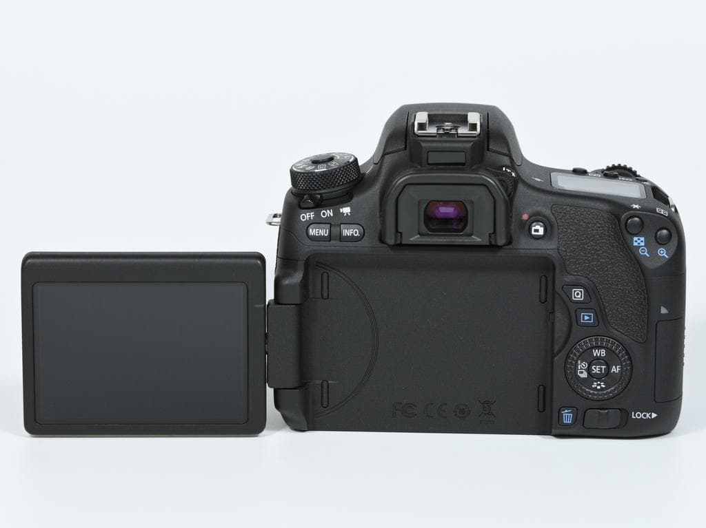 【ほぼ新品】 Canon EOS 8000D ダブルズームキット《SC数279》