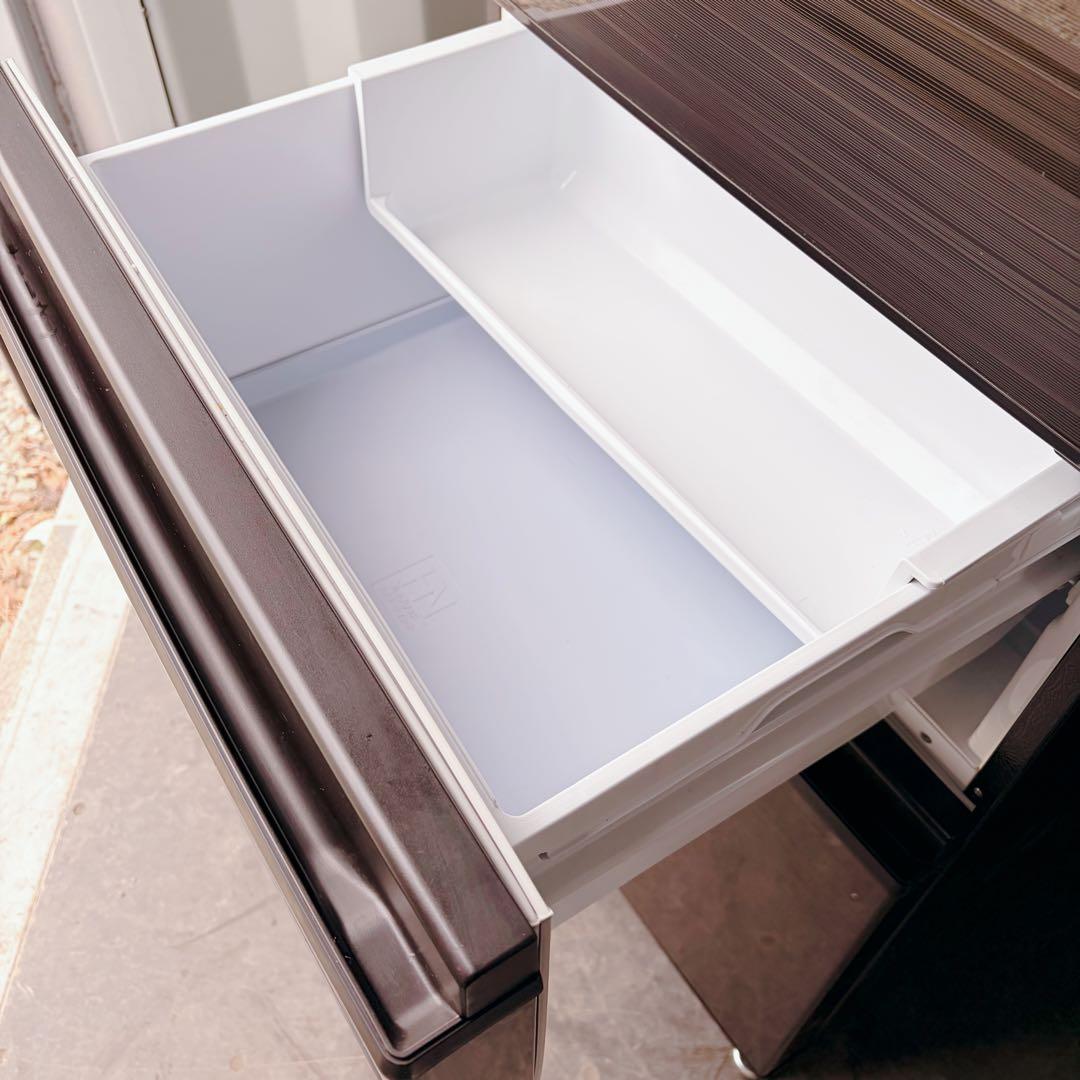 124運搬取付無料！グロッシーブラウン純正三菱3ドアスリム冷蔵庫！完動品超美品！