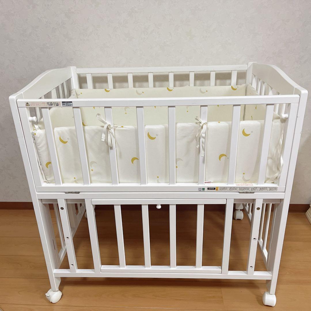 ホワイト木製ベビーベッド キャスター付き