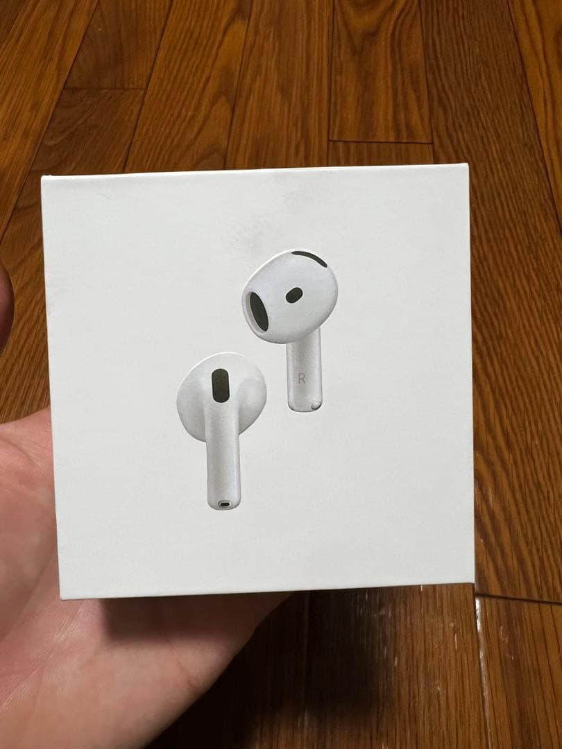 AirPods 4 本体と充電ケース