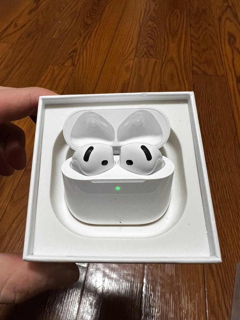 AirPods 4 本体と充電ケース