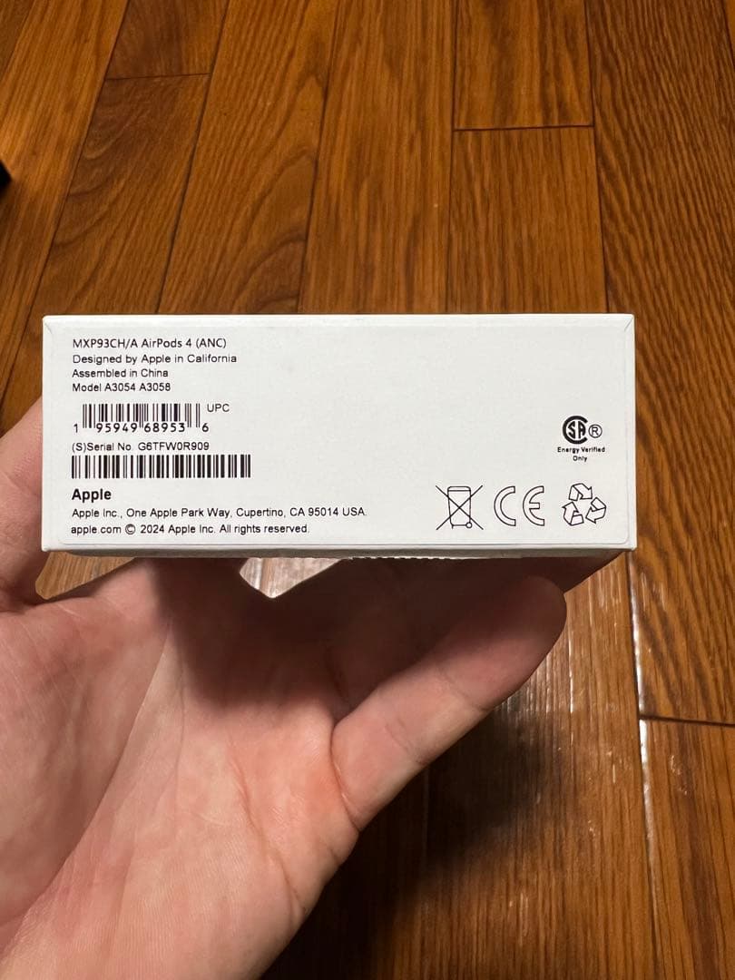 AirPods 4 本体と充電ケース