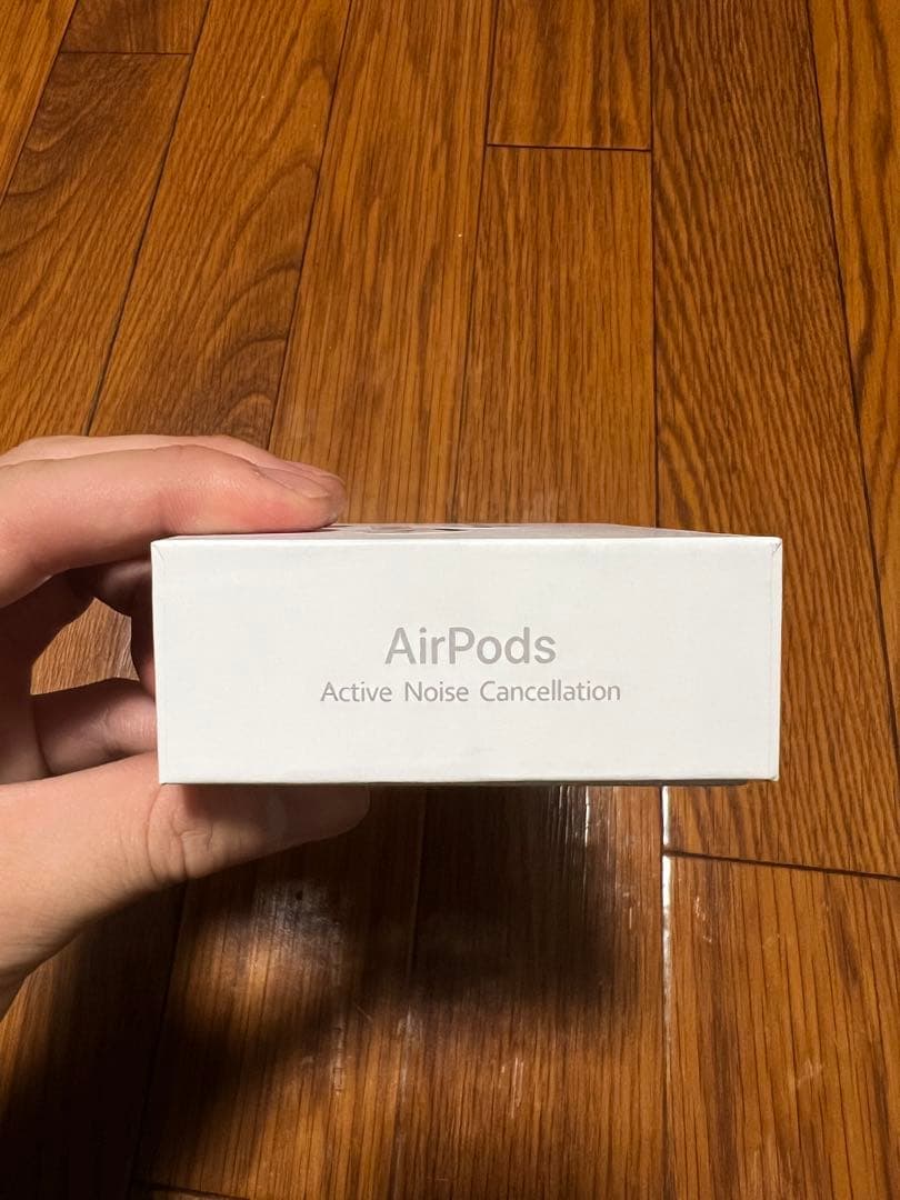 AirPods 4 本体と充電ケース