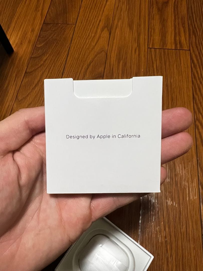 AirPods 4 本体と充電ケース