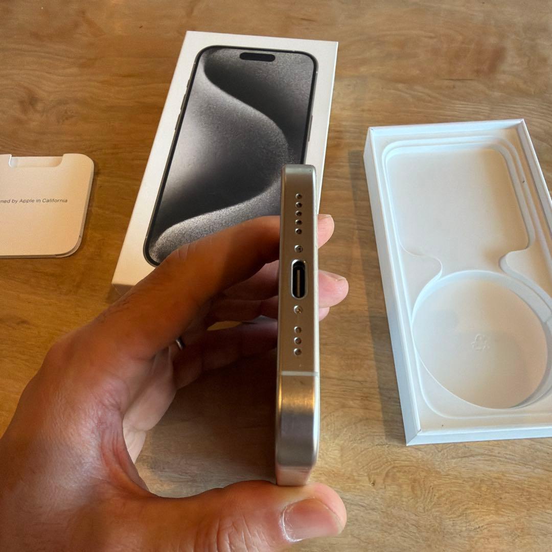 Apple iPhone 15 Pro ホワイトチタニウム　SIMフリー