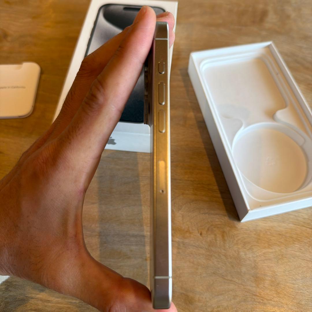 Apple iPhone 15 Pro ホワイトチタニウム　SIMフリー