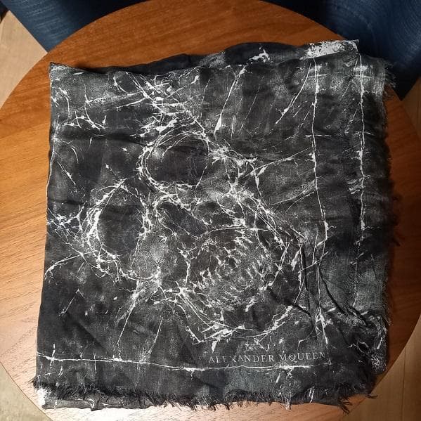 レア物　バーニーズニューヨーク限定　アレキサンダーマックイーン　シルク混ストール