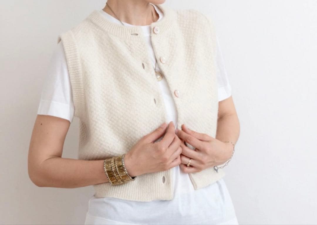 モンゴル産天然繊維ニットベスト　オフホワイト