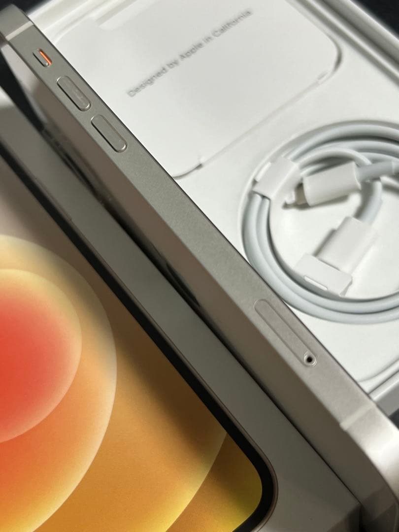 美品　Apple iPhone 12 ホワイト 本体 箱・充電ケーブル付