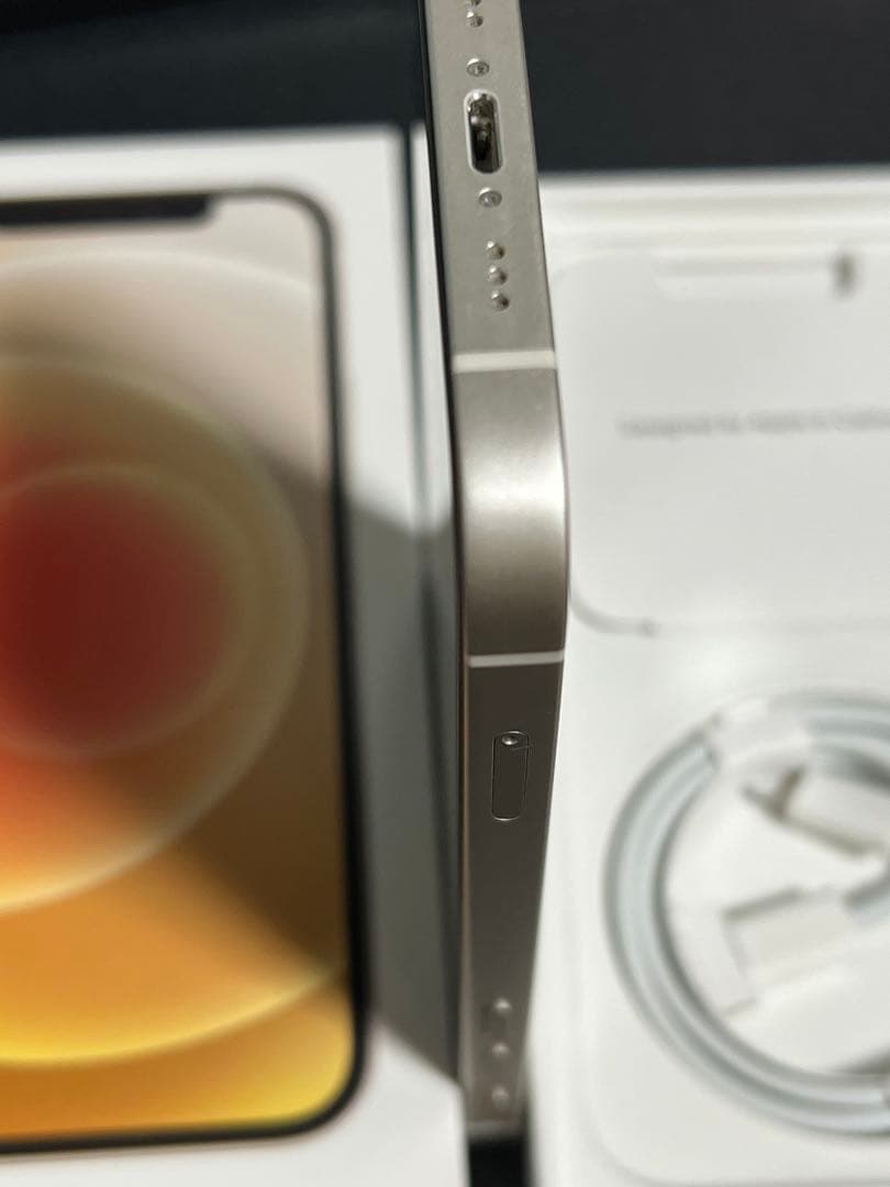 美品　Apple iPhone 12 ホワイト 本体 箱・充電ケーブル付