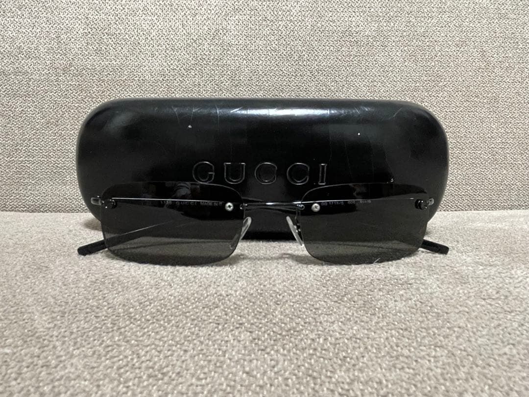 GUCCI ブラックメタルフレームサングラス