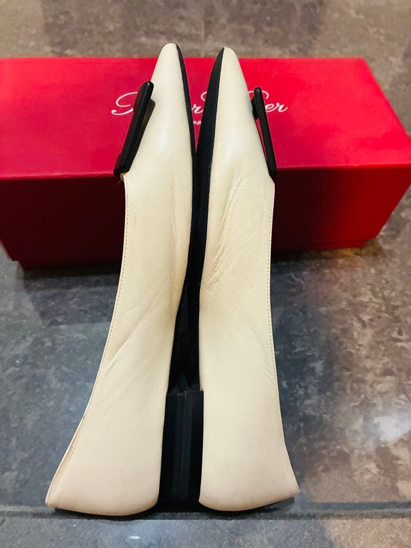 ROGER VIVIER アイボリーフラットシューズ　サイズ39