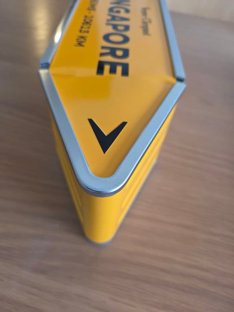 ヴーヴ・クリコ　SINGAPORE Arrow スチール缶　ブリキ