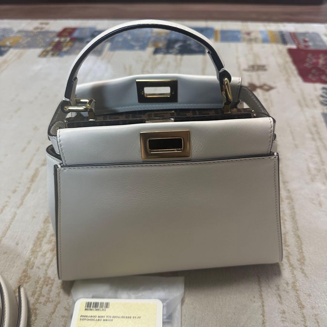 【新品未使用】フェンディ ピーカブー ミニ　ハンドバッグ　ホワイト